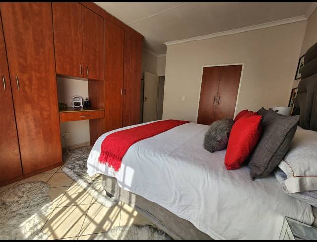 2 BEDROOM APARTMENT FOR SALE IN WATERVAL EAST